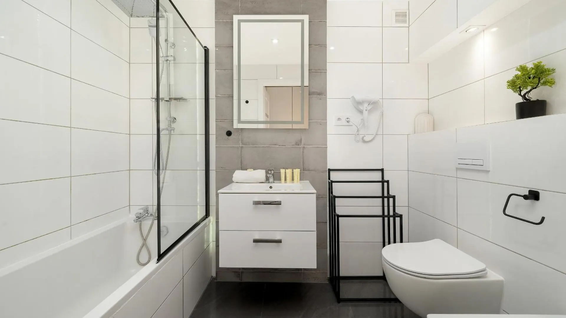 Przestronne Studio Przy Rynku We Wroclawiu Z Klimatyzacja I Wanna By Noclegi Renters Apartment