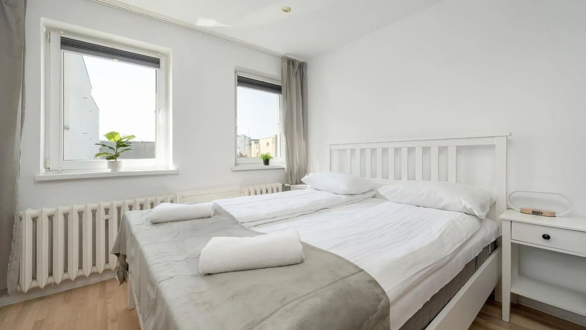 Przestronne Studio Przy Rynku We Wroclawiu Z Klimatyzacja I Wanna By Noclegi Renters 0*, Wroclaw